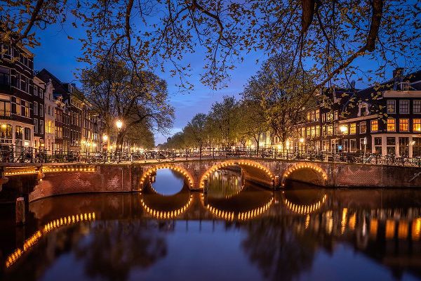 Jaynes Gallery 아티스트의 Europe-The Netherlands-Amsterdam-Canal scene at night작품입니다.